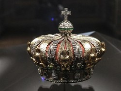 Mahkota Permaisuri Dicuri dari Museum Louvre, Ini Kondisinya Saat Ditemukan!