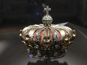 Mahkota Permaisuri Dicuri dari Museum Louvre, Ini Kondisinya Saat Ditemukan!