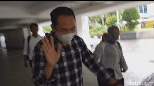 Mantan Direktur PT GNE, Samsul Hadi, beranjak pergi usai diperiksa penyidik Kejati NTB, Senin (20/10/2025). (Foto : Abdurrasyid Efebdi/detikBali).