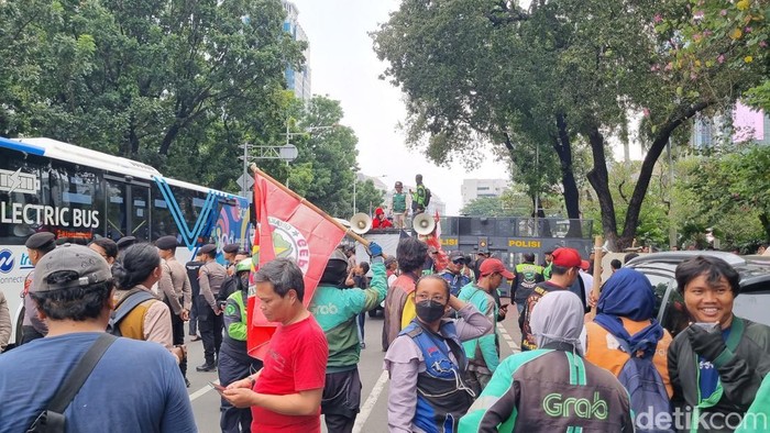 Massa gelar demo di Patung Kuda, Jakpus. (Taufiq S/detikcom)