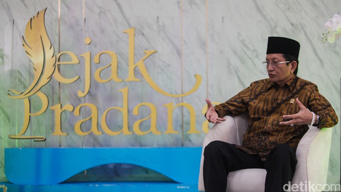 Menteri Agama Prof KH Nasaruddin Umar menjawab pertanyaan dalam wawancara Jejak Pradana oleh detikcom di kantor Kementerian Agama, Jakarta, Senin (20/10/2025).