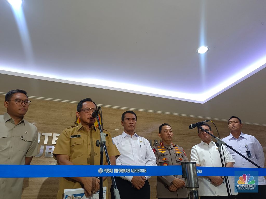 Mentan Amran Sulaiman bersama Menteri Kabinet Merah Putih beserta Kapolri dan Dirut Perum Bulog saat konferensi pers di kantor Kementan, Jakarta, Senin (20/10/2025). (CNBC Indonesia/Martyasari Rizky)