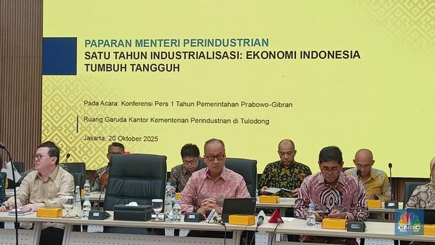 Menteri Perindustrian (Menperin) Agus Gumiwang Kartasasmita dalam Konferensi Pers 1 Tahun Kinerja Industri Merah Putih di Kemenperin, Senin (20/10/2025). (CNBC Indonesia/Ferry Sandi)
