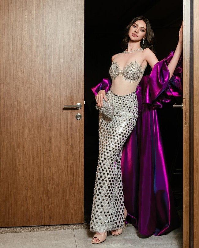 Selain jadi model profesional, Emma juga bekerja sebagai pembawa acara televisi di salah satu stasiun TV nasional Filipina. Foto: Instagram/@emmatiglao