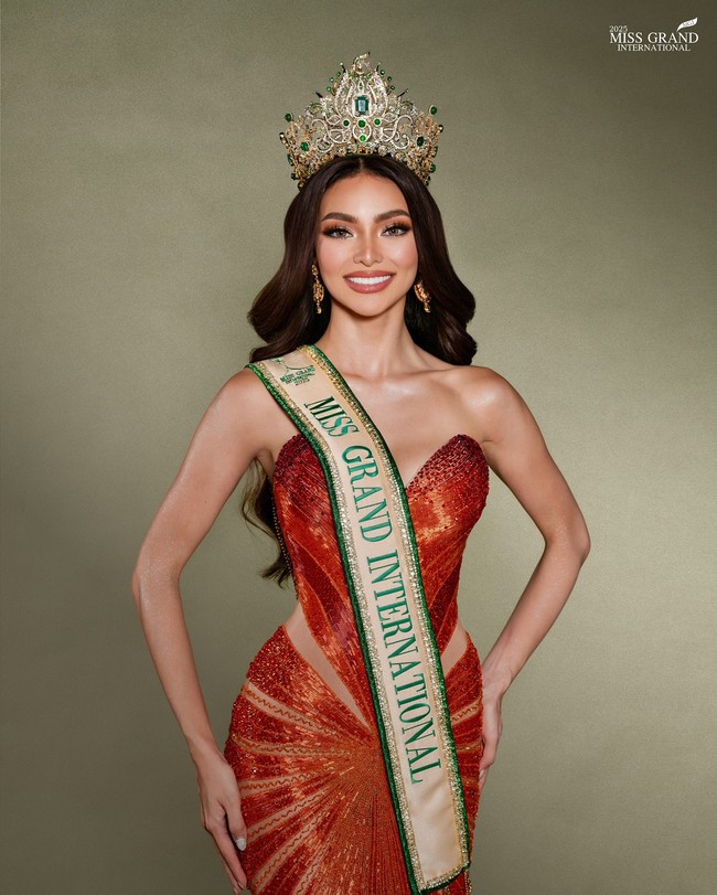 Wanita dengan nama lengkap Emma Mary Francisco Tiglao ini lahir pada 8 Desember 1994. Ia berasal dari Mabalacat, Pampanga, Filipina, dan namanya terinspirasi dari tokoh ibu Kristen yang dikenal karena imannya. Foto: Instagram/@emmatiglao