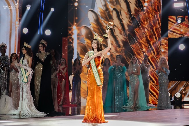 Emma adalah anak bungsu dari empat bersaudara. Dalam salah satu vlog-nya, ia mengaku tidak pernah dimanjakan meski menjadi yang paling muda di keluarga. Dia dididik untuk selalu bersyukur dan merasa cukup atas apa yang dimiliki. Foto: Instagram/@emmatiglao