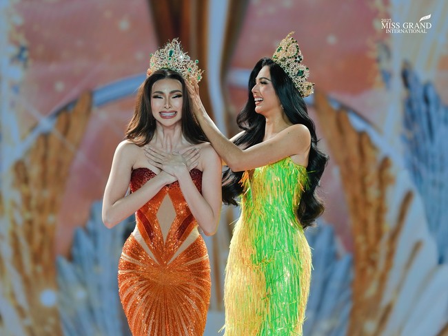 Miss Grand International 2025 Emma Mary Tiglao menorehkan sejarah di kontes kecantikan yang digawangi Nawat Itsaragrisil sebagai presiden. Dia menjadi pemenang kedua berturut-turut asal Filipina setelah CJ Opiaza yang menang pada 2024. Foto: Instagram/@emmatiglao