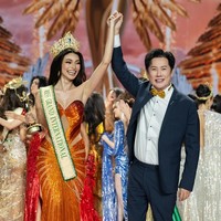 Dalam babak final, Emma tampil memukau mengenakan gaun rancangan desainer Rian Fernandez yang terinspirasi dari burung phoenix, melambangkan kebangkitan dan kemenangan abadi dalam nuansa oranye menyala. Foto: Instagram/@emmatiglao