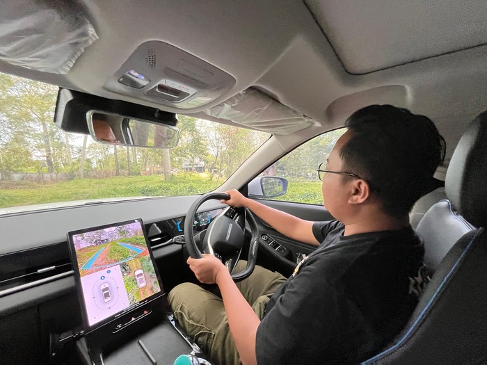 Mobil listrik buatan China minim tombol fisik di interior