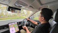 Bicara kemudi, mobil ini menggunakan setir flat-bottom berbalut kulit, memberikan kesan sporty sekaligus ergonomis. Tak ketinggalan, terdapat pengisian daya nirkabel ganda, port USB di setiap baris, serta sistem audio premium yang memanjakan telinga. Foto: Luthfi Anshori/detikOto