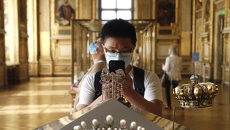 Usai Perampokan Louvre, Pameran Perhiasan Kerajaan Tetap Digelar di Paris