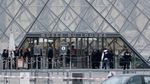 Museum Louvre Dibobol Maling, Perhiasan Bernilai Tinggi Raib dalam Hitungan Menit
