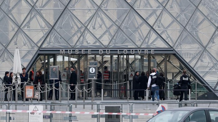 Aksi pencurian nekat mengguncang dunia seni dan sejarah. Museum Louvre di Paris, Prancis, dilaporkan dibobol maling pada Minggu (19/10/2025) siang. Dalam waktu kurang dari tujuh menit, para pelaku berhasil membawa kabur sejumlah perhiasan bernilai tinggi dari ruang pameran bersejarah. REUTERS/Gonzalo Fuentes