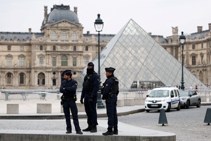 Aksi pencurian nekat mengguncang dunia seni dan sejarah. Museum Louvre di Paris, Prancis, dilaporkan dibobol maling pada Minggu (19/10/2025) siang. Dalam waktu kurang dari tujuh menit, para pelaku berhasil membawa kabur sejumlah perhiasan bernilai tinggi dari ruang pameran bersejarah. REUTERS/Gonzalo Fuentes