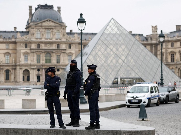 Museum Louvre Dibobol Maling, Perhiasan Bernilai Tinggi Raib dalam Hitungan Menit Aksi pencurian nekat mengguncang dunia seni dan sejarah. Museum Louvre di Paris, Prancis, dilaporkan dibobol maling pada Minggu (19/10/2025) siang. Dalam waktu kurang dari tujuh menit, para pelaku berhasil membawa kabur sejumlah perhiasan bernilai tinggi dari ruang pameran bersejarah. REUTERS/Gonzalo Fuentes