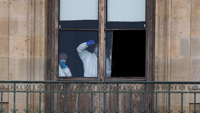 Museum Louvre Dibobol Maling, Perhiasan Bernilai Tinggi Raib dalam Hitungan Menit Aksi pencurian nekat mengguncang dunia seni dan sejarah. Museum Louvre di Paris, Prancis, dilaporkan dibobol maling pada Minggu (19/10/2025) siang. Dalam waktu kurang dari tujuh menit, para pelaku berhasil membawa kabur sejumlah perhiasan bernilai tinggi dari ruang pameran bersejarah. REUTERS/Gonzalo Fuentes