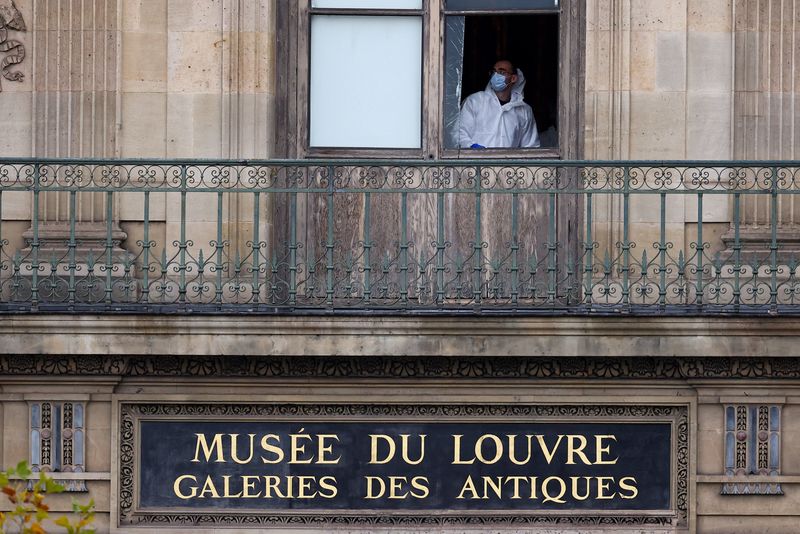 Aksi pencurian nekat mengguncang dunia seni dan sejarah. Museum Louvre di Paris, Prancis, dilaporkan dibobol maling pada Minggu (19/10/2025) siang. Dalam waktu kurang dari tujuh menit, para pelaku berhasil membawa kabur sejumlah perhiasan bernilai tinggi dari ruang pameran bersejarah. REUTERS/Gonzalo Fuentes