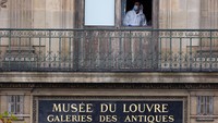 Seorang anggota tim forensik memeriksa jendela yang diyakini digunakan dalam perampokan di Museum Louvre, yang menurut Kementerian Dalam Negeri Prancis merupakan pencurian perhiasan, di Paris, Prancis. Minggu (19/10/2025). REUTERS/Gonzalo Fuentes