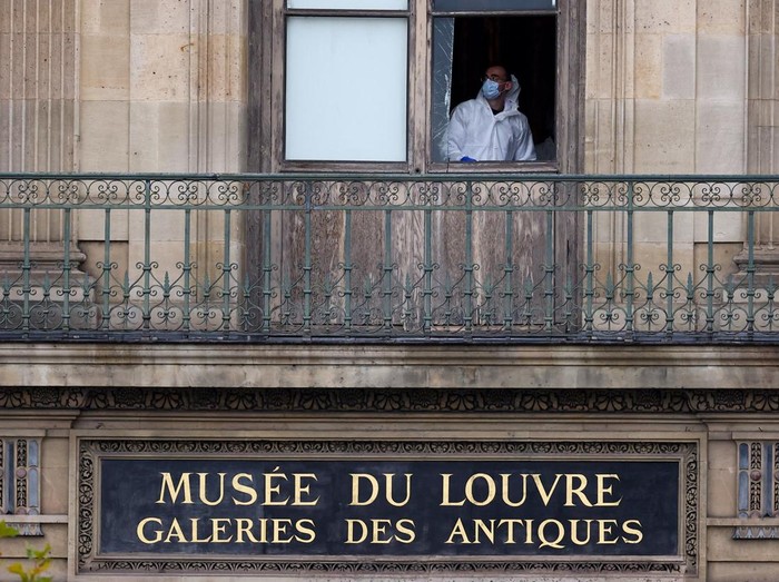 Aksi pencurian nekat mengguncang dunia seni dan sejarah. Museum Louvre di Paris, Prancis, dilaporkan dibobol maling pada Minggu (19/10/2025) siang. Dalam waktu kurang dari tujuh menit, para pelaku berhasil membawa kabur sejumlah perhiasan bernilai tinggi dari ruang pameran bersejarah. REUTERS/Gonzalo Fuentes