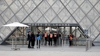 Sementara museum ditutup, polisi Prancis melakukan olah tempat kejadian perkara di area Galerie d’Apollon. Ruangan ini menyimpan sejumlah perhiasan bersejarah termasuk milik Permaisuri Eugénie, istri Napoleon III. Foto: REUTERS/Benoit Tessier