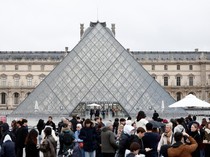 Terungkap Sosok Pria Necis Misterus yang Viral Saat Perampokan Museum Louvre