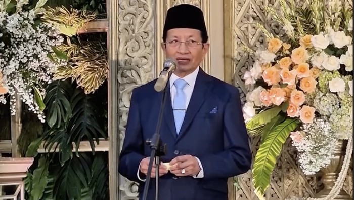 Menag Nasaruddin Umar saat menghadiri acara pernikahan Wamenag Romo Muhammad Syafii, di Masjid Al-Azhar, Jakarta Selatan, Sabtu (18/10/2025).