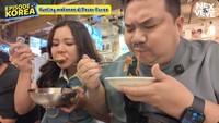 Menurut Veve semua tempat makan kalguksu ini ramai dan rasanya lezat semua. Mereka akhirnya mencoba kalguksu dan naengmyeon di warung yang banyak dikunjungi selebriti dan Tzuyang, YouTuber mukbang terkenal. Foto: YouTube Nex & Veve