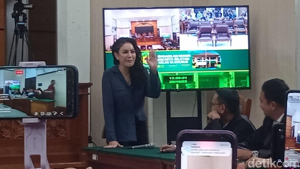 Nikita Mirzani Cuma Salat dan Doa, Yakin Bebas Jelang Sidang Vonis