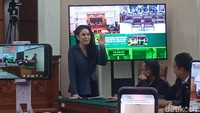 Dapat ditarik kesimpulan bahwa, perbuatan terdakwa Nikita Mirzani di media sosial memiliki tujuan finansial, kata Jaksa Penuntut Umum dalam ruang sidang Pengadilan Negeri Jakarta Selatan, Senin (20/10/2025). Foto: Ahsan/detikhot