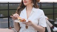 Terakhir ada pose cantik Nurah Pasya saat menikmati kue. Posenya yang cantik sukses membuat netizen salah fokus. Foto: Instagram/@nourahsheivirah