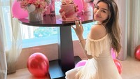 Ia mendapat kue ulang tahun cantik berwarna pink. Kuenya juga berukuran besar, dihias dengan dekorasi macaron dan bunga yang juga berwarna pink. Foto: Instagram/@nourahsheivirah