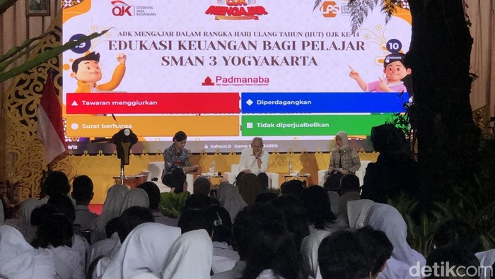OJK Mengajar di SMA Negeri 3 Jogja, Senin (20/10/2025).