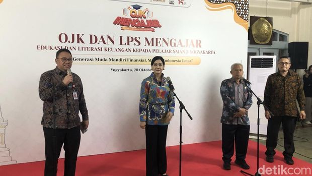OJK Mengajar di SMA Negeri 3 Jogja, Senin (20/10/2025).