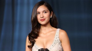 Penampilan Olivia terasa seperti surat cinta untuk era glamor awal 2000-an dalam balutan busana vintage Armani Privé. Dia mengenakan rompi berpayet penuh manik-manik dengan detail bunga rajut hitam di leher. Foto: REUTERS/Mario Anzuoni