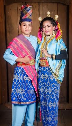 Pakenang Lonas Pabiten, pakaian adat Sumbawa. (Foto:sumbawakab.go.id)