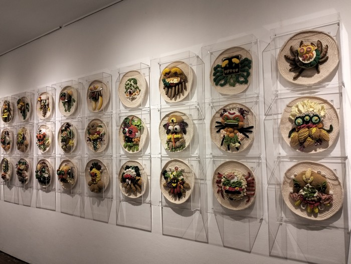 Pameran Playful Bites, hasil karya seni dari benang rajut berwujud makanan. Pameran Playful Bites, hasil karya seni dari benang rajut berwujud makanan.