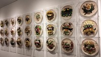 Di dinding, ada 41 karya seni berupa rajutan berbentuk monster makanan. Hasil kreativitas ini dari jauh terlihat lucu, tapi saat didekat, ekspresinya justru tampak sedikit seram. Kendati begitu, karya seni ini sangat layak untuk dinikmati. (dok. Qonita Hamidah/detik travel)