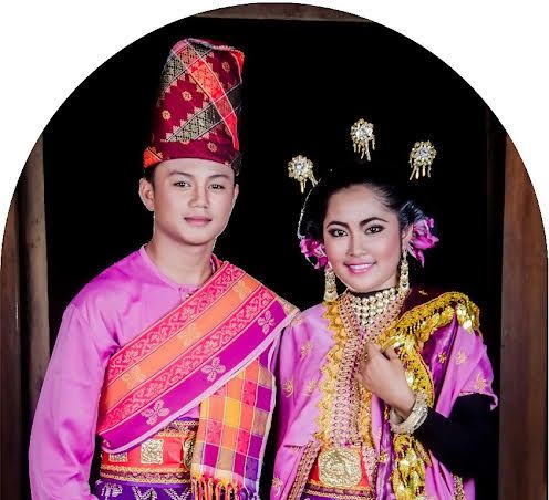 Pangkenang Lonas Panemu, pakaian adat Sumbawa. (Foto:sumbawakab.go.id)