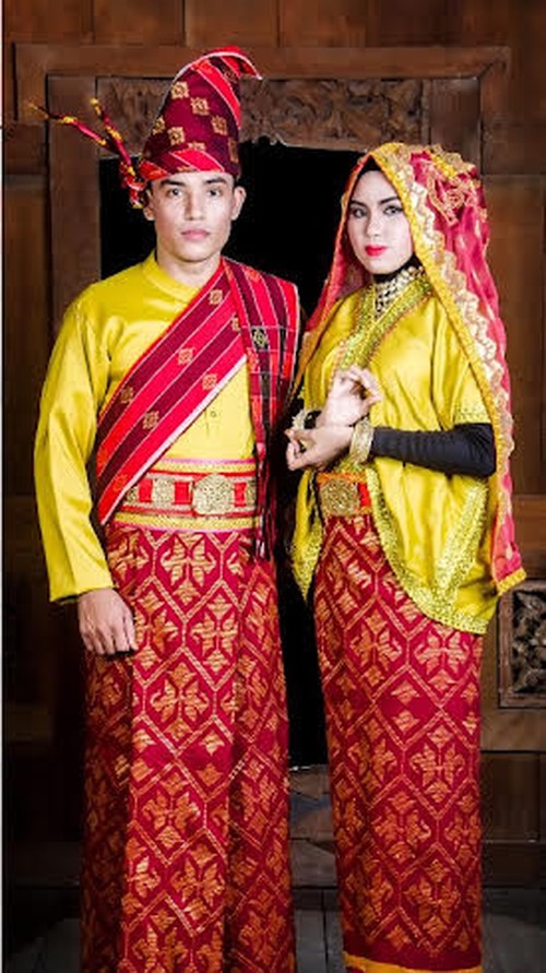 Pangkenang Salonang Antin pakaian adat Sumbawa, NTB. (Foto:sumbawakab.go.id)