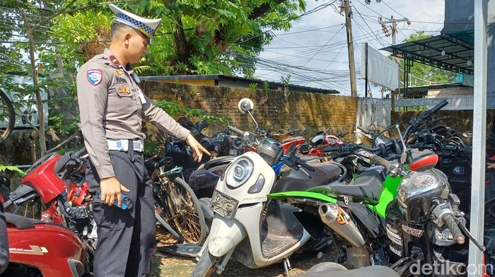 Polisi memperlihatkan barang bukti sepeda motor yang terlibat kecelakaan di Pangkep, Sulawesi Selatan (Sulsel).
