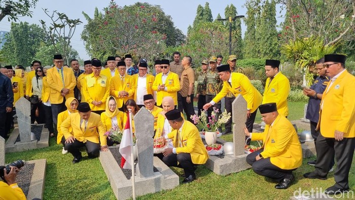 Partai Golongan Karya (Golkar) menggelar upacara dan ziarah ke Taman Makam Pahlawan (TMP) Kalibata, di HUT ke-61. (Taufiq/detikcom)