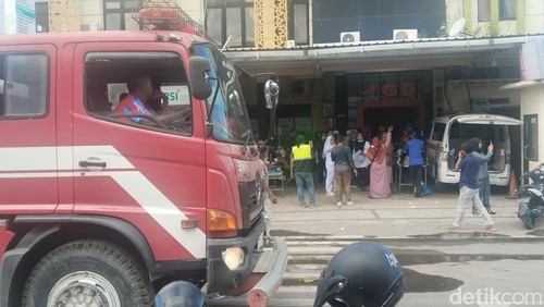 Pasien dirawat di luar ruangan IGD Rumah Sakit Dokter Agung, Kota Bima, NTB, Senin, (20/10/2025).