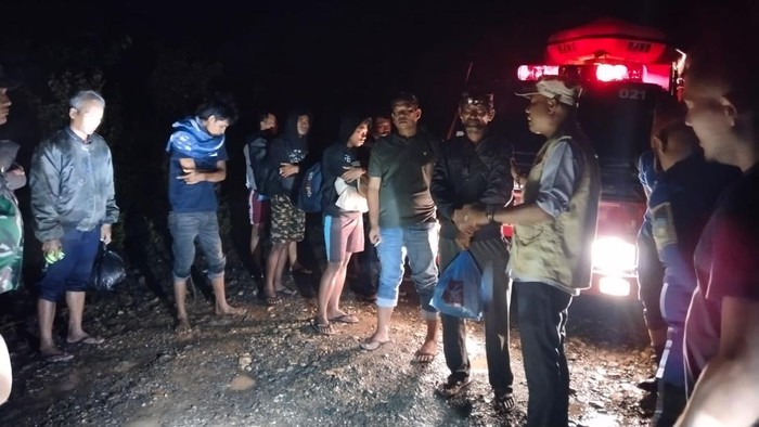 Pekerja bangunan yang dievakuasi saat sungai meluap di Aceh Besar (Foto: dok BPBD Aceh Besar)
