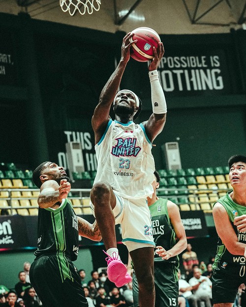 Pemain Bali United Basketball, Bobby Arthur William Jr (jersey putih) saat tampil di ajang IBL 2025. Bali United dipastikan absen dalam kompetisi IBL musim depan. (Dok. Bali United)