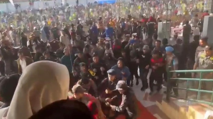 Pembacokan di Bangkalan Kerusuhan di lomba karapan sapi di Stadion R.P. Moh Noer, Kabupaten Bangkalan