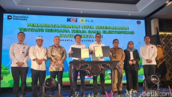 Pemerintah merencanakan elektrifikasi jalur kereta api (KA) Cikarang-Cikampek dan Padalarang-Cicalengka. (Arief/detikcom)