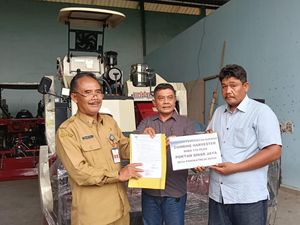 Dukung Swasembada Pangan, Pemkab Lamongan Salurkan Mesin Kombi ke Petani