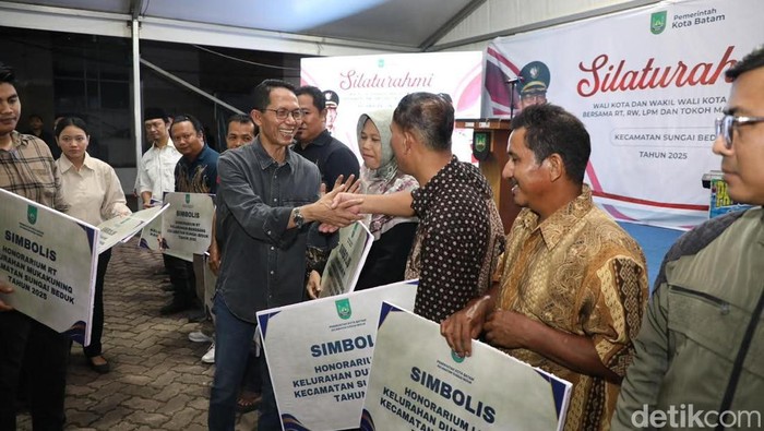 Wali Kota Batam, Amsakar Achmad menyerahkan secara simbolis insentif untuk RT dan RW di Kecamatan Sei Beduk.