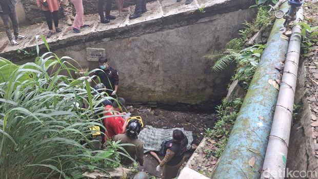 Pemotor pria lansia tewas usai terjatuh ke tebingan parit setinggi sekitar empat meter di Jalan Pajajaran, Bogor Utara, Kota Bogor, Jawa Barat. (M Sholihin/detikcom)