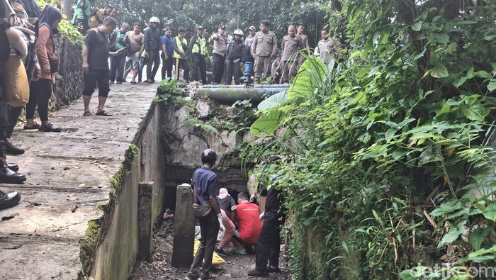 Pemotor pria lansia tewas usai terjatuh ke tebingan parit setinggi sekitar empat meter di Jalan Pajajaran, Bogor Utara, Kota Bogor, Jawa Barat. (M Sholihin/detikcom)